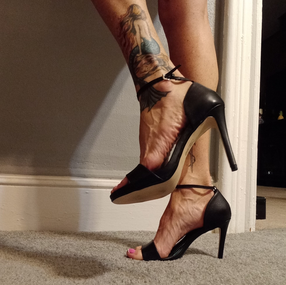 WHBM Blk leather heels.